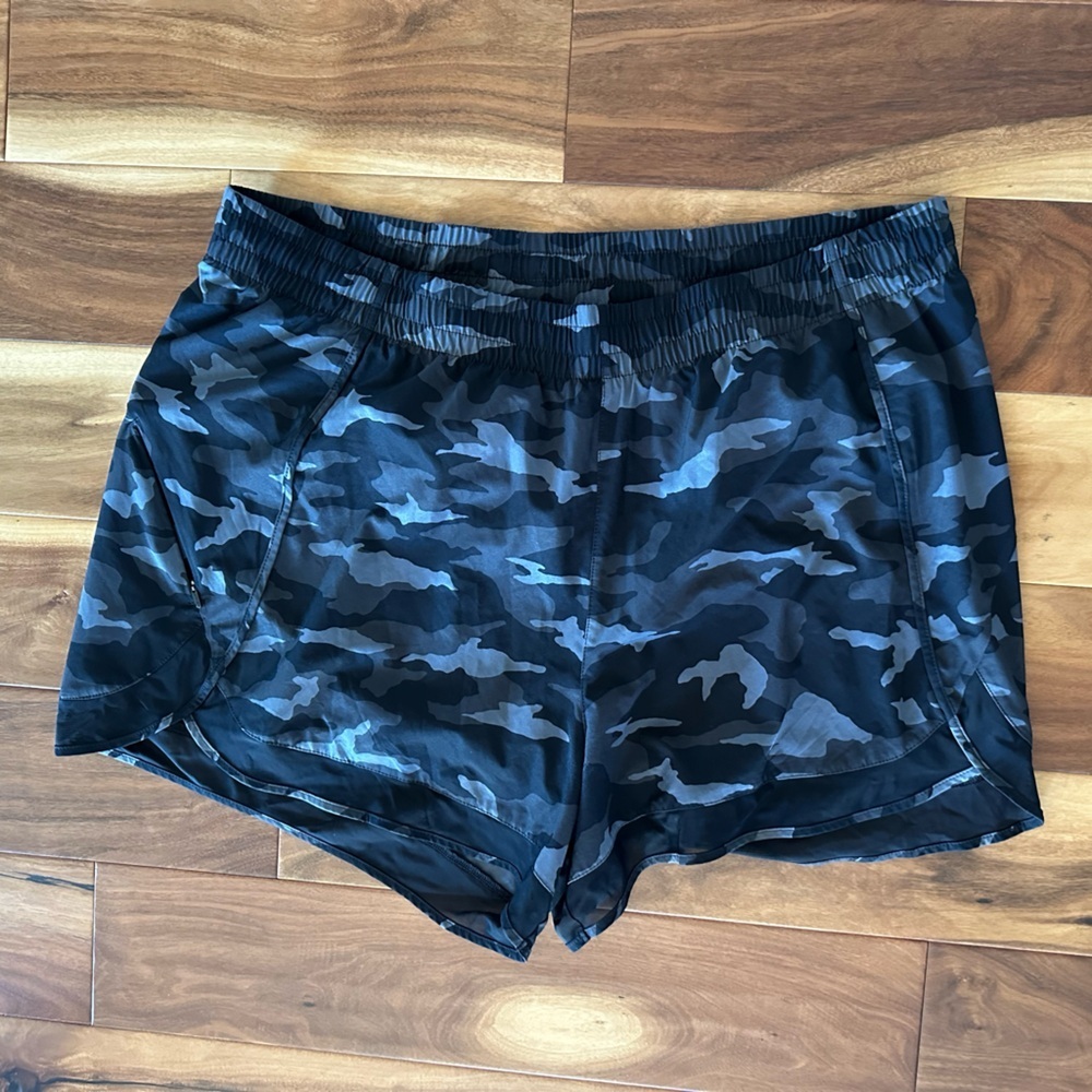 Athleta Black Camo Mesh Racer Run Short size 2X